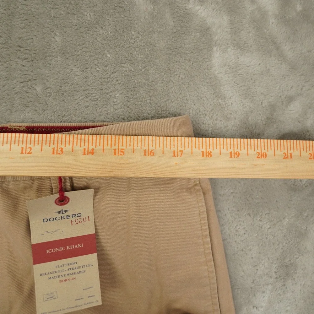 Docker's Iconic Khaki Flat Front Pants Relaxed Straight Fit Men's 36x30 NWT